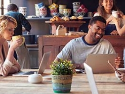 Personnes souriantes travaillant dans un café